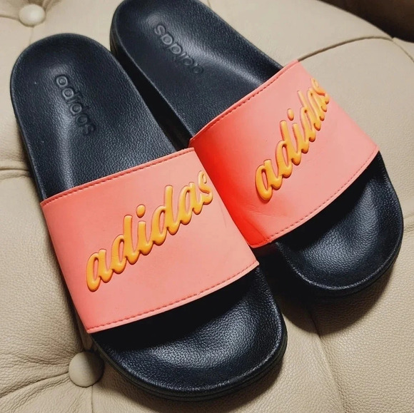 ❤️HOST PICK❤️ Adidas Slides Adilette Coral Black size 8 - Picture 2 of 7